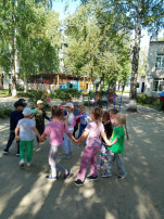 Подвижная игра на улице в подготовительной группе Подвижная игра на улице в подготовительной группе.