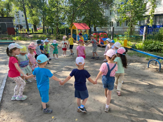 Подвижная игра в средней группе Подвижная игра в средней группе.