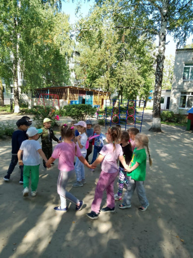 Подвижная игра на улице в подготовительной группе Подвижная игра на улице в подготовительной группе.